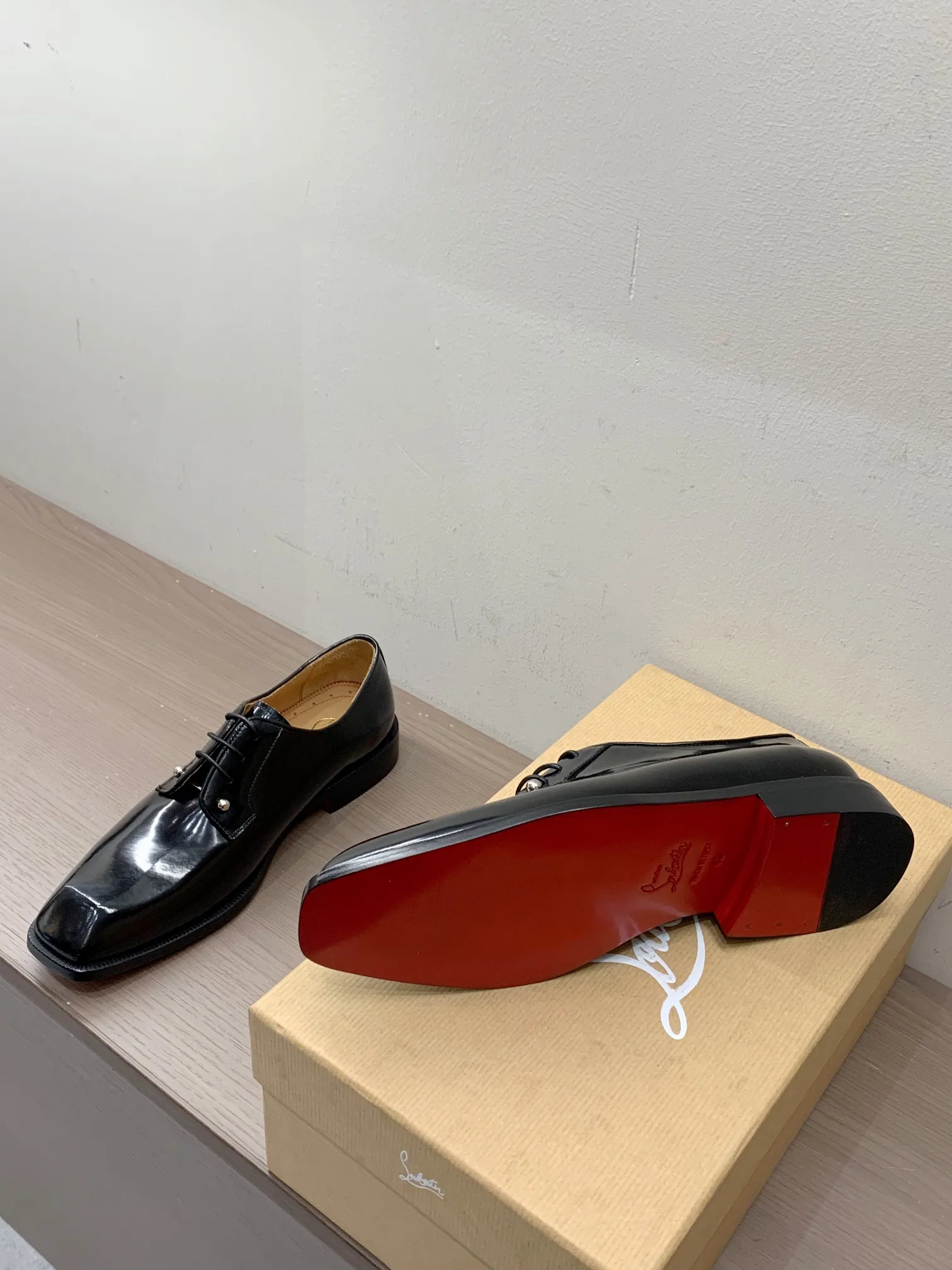 [CL red sole shoes] Top P: 1020💰 Size 39-44 (38.45.46 custom-made, non-returnable) Christian Louboutin men's classic Oxford shoes, men's business formal leather shoes💫Original molding, 1:1 replica, specially made for nobles. The unique shoe shape is unique and 100% comfortable! The whole shoe is made of imported Italian cowhide material, carefully selected, with fine pores and rich luster. Cow leather lining, soft and comfortable, sweat-absorbent and breathable. Genuine leather outsole, non-slip and wear-resistant, full of texture, elegant and luxurious overall, integrating comfort, formality and luxury! The Rolls Royce of shoes!